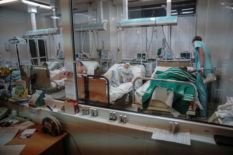 &copy; Reuters. FOTO DE ARCHIVO: Los heridos en un centro comercial alcanzado por un ataque de misiles rusos son atendidos en un hospital, mientras continúa el ataque de Rusia a Ucrania, en Kremenchuk, en la región de Poltava, Ucrania, 27 de junio de 2022. REUTERS/Anna