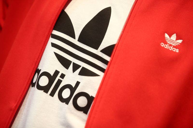 &copy; Reuters. Adidas a annoncé jeudi une baisse de 28% de son bénéfice d'exploitation, qui ressort à 392 millions d'euros au deuxième trimestre, pénalisé par la suspension de ses activités en Russie, la hausse des coûts de la chaîne d'approvisionnement et les