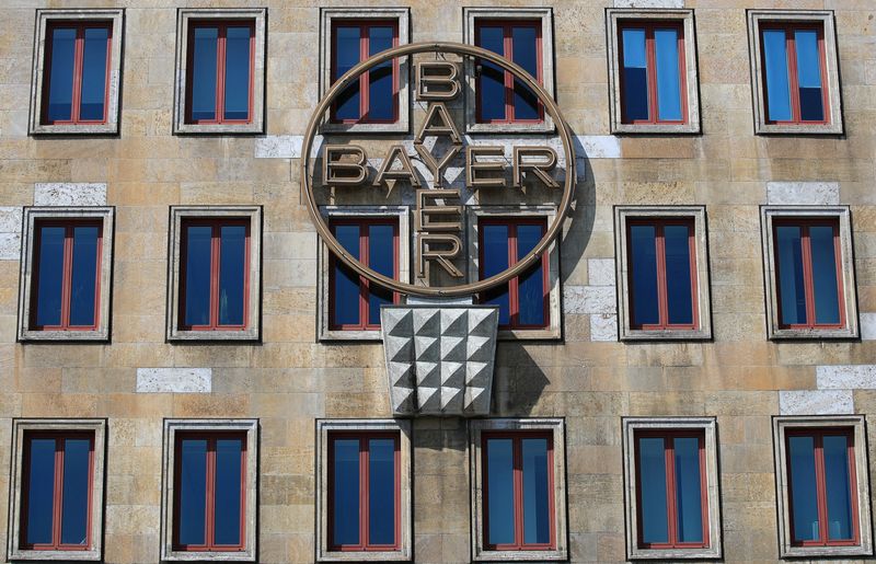 &copy; Reuters. Bayer a relevé jeudi ses objectifs annuels après avoir bénéficié de la forte demande pour ses semences et engrais et de la hausse des ventes de produits de santé grand public. /Photo d'archives/REUTERS/Wolfgang Rattay