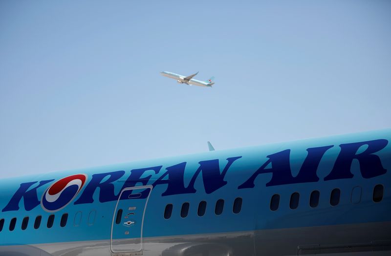 &copy; Reuters. FOTO DE ARCHIVO. El logo de Korean Airlines en un avión B787-9 en su nave de aviación en Incheon, Corea del Sur. 27 de febrero de 2017. REUTERS/Kim Hong-ji