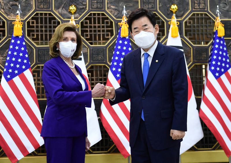 &copy; Reuters. La presidenta de la Cámara de Representantes de Estados Unidos, Nancy Pelosi, se reúne con el presidente de la Asamblea Nacional de Corea del Sur, Kim Jin-pyo, en Seúl, Corea del Sur. 4 de agosto de 2022. Kim Min-hee/Pool vía REUTERS