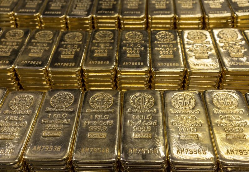 © Reuters. مجموعة من السبائك الذهبية معروضة في مصنع لإنتاج سبائك الذهب والفضة بسويسرا في 13 يوليو تموز 2022. 
تصوير : دينيس باليباوز - رويترز . 