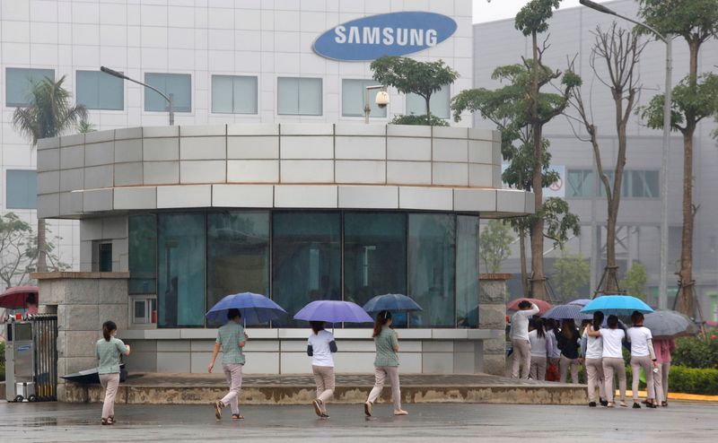 &copy; Reuters. 　８月４日、韓国のサムスン電子がベトナムのスマートフォン工場で生産を削減している。写真はハノイ北部のタイグエンにあるサムスンの工場。２０１６年１０月撮影（２０２２年　ロイ