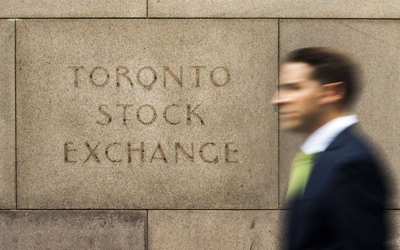 Corporate earnings underpin TSX as oil prices slide