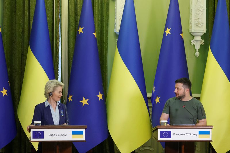 &copy; Reuters. FOTO DE ARCHIVO. La presidenta de la Comisión Europea, Ursula von der Leyen, y el presidente ucraniano, Volodímir Zelenski, asisten a una declaración conjunta, mientras continúa la invasión rusa de Ucrania, en Kiev, Ucrania. 11 de junio de 2022.  REU