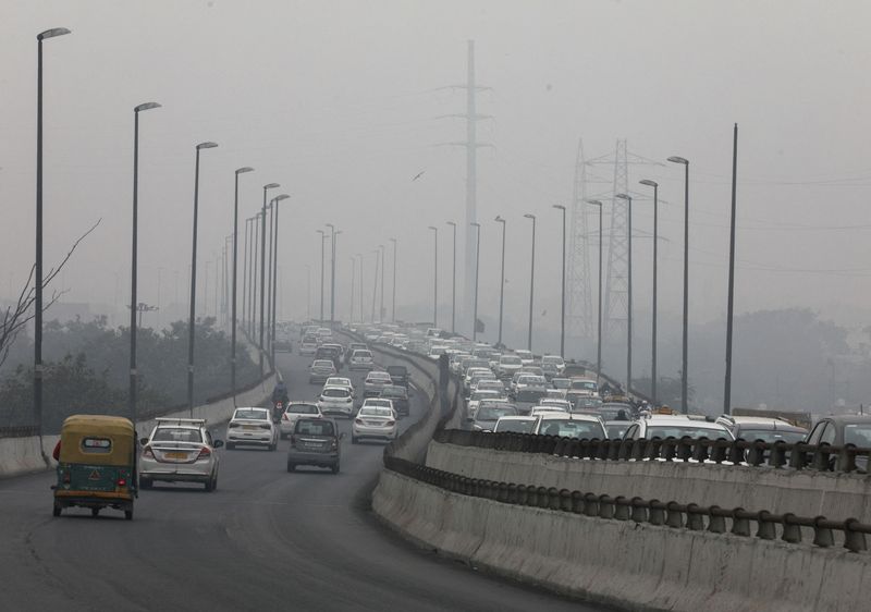 &copy; Reuters. Foto de archivo de automóviles en una mañana brumosa en Nueva Delhi, India
Dic 2, 2021. REUTERS/Anushree Fadnavis/ 

