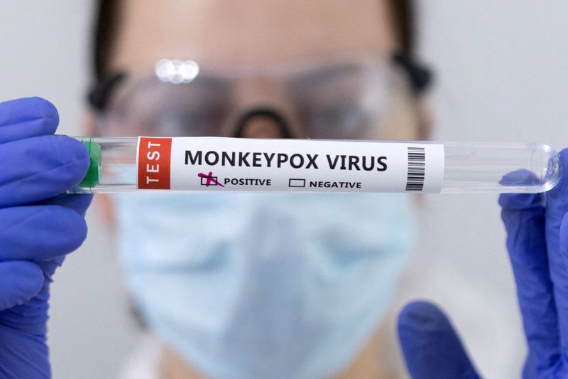 &copy; Reuters. FILE PHOTO: Test tubes labelled "Monkeypox virus positive" are seen in this illustration taken May 23, 2022. REUTERS/Dado Ruvic/Illustration