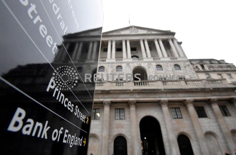 &copy; Reuters. L'edificio della Banca d'Inghilterra (BoE) si riflette in un'insegna, Londra, Gran Bretagna, 16 dicembre 2021. REUTERS/Toby Melville/File Photo/File Photo