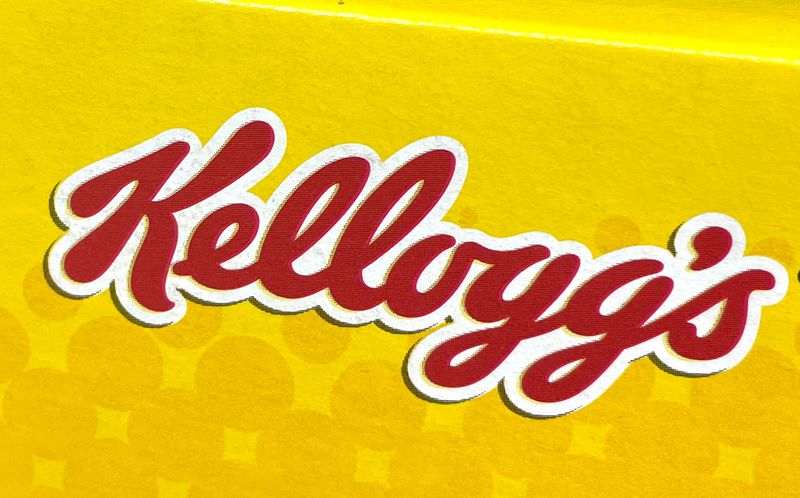 &copy; Reuters. Kellogg Co a relevé jeudi ses prévisions de ventes et de bénéfice pour l'ensemble de l'année, misant sur la hausse des prix et le maintien de la demande pour ses céréales de petit-déjeuner et ses en-cas. /Photo prise le 21 juin 2022/REUTERS/Mike S