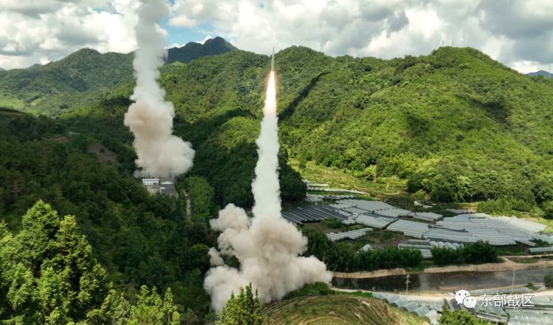 China dispara misiles cerca de Taiwán, como parte de maniobras tras la  visita de Pelosi Por Reuters
