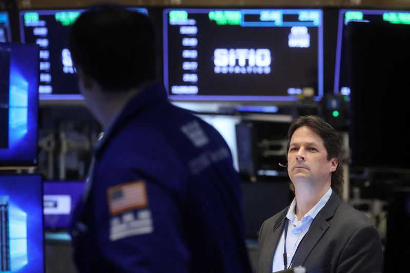&copy; Reuters. La Bourse de New York était stable à l'ouverture jeudi après avoir signé la veille sa meilleure séance en une semaine à la faveur de solides résultats d'entreprises. Dans les premiers échanges, l'indice Dow Jones perdait 0,24% et le Standard & Poo
