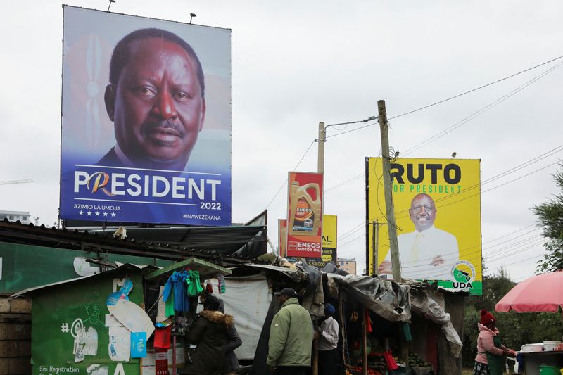 © Reuters. FILE PHOTO: Banners of Kenya's opposition leader and presidential candidate Raila Odinga of the Azimio la Umoja (Declaration of Unity) coalition (L), and Kenya's Deputy President William Ruto and presidential candidate for the United Democratic Alliance (UDA) and Kenya Kwanza political coalition, are seen  in Nairobi, Kenya, August 4, 2022. REUTERS/Baz Ratner