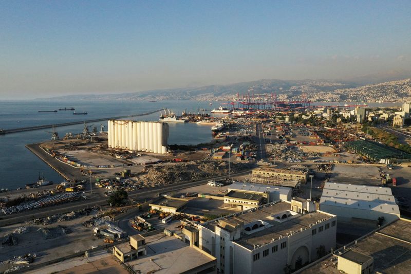 &copy; Reuters. Les restes d'au moins deux nouveaux silos à grains du port de Beyrouth se sont effondrés jeudi dans la capitale libanaise, ont constaté des journalistes de Reuters, alors qu'une foule était rassemblée sur le site pour commémorer le deuxième anniver