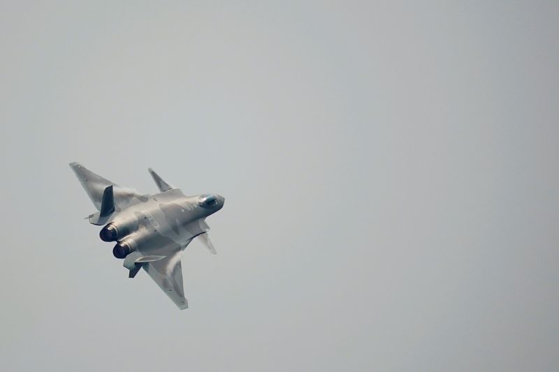 &copy; Reuters. Vingt-deux avions de chasse chinois ont à nouveau pénétré jeudi, comme la veille, dans la zone de défense aérienne de Taïwan, a annoncé le ministère taïwanais de la Défense, qui a fait décoller des avions de combat pour les éloigner. /Photo d