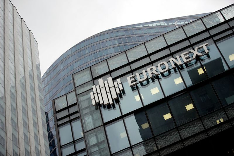 &copy; Reuters. Les Bourses européennes ont terminé en hausse jeudi, de solides résultats d'entreprises rassurant les investisseurs alors que la Banque d'Angleterre a relevé son taux directeur. À Paris, le CAC 40 a terminé en hausse de 0,64%. Le  Dax allemand a pro