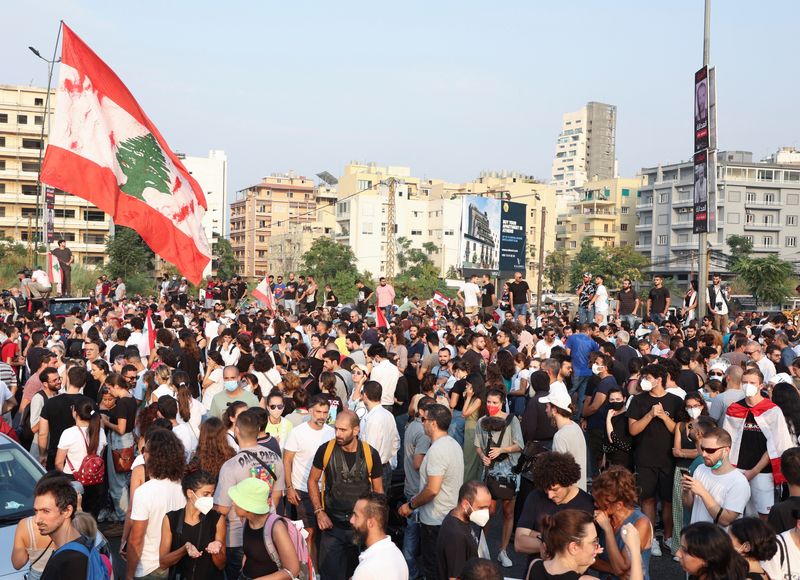 &copy; Reuters. Des milliers de personnes ont défilé jeudi avec émotion à Beyrouth pour marquer le deuxième anniversaire de l'explosion dans le port de la capitale libanaise qui a tué au moins 220 personnes et ravagé des pans de la ville, dénonçant les manquemen
