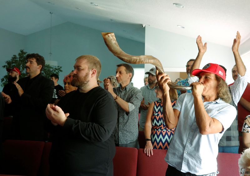 © Reuters. Worshipers sing during a sermon led by street preacher and political activist Pastor Artur Pawlowski, who says he’s received dozens of tickets for non-compliance with coronavirus disease (COVID-19) restrictions, in Calgary, Alberta, Canada July 23, 2022.  REUTERS/Todd Korol