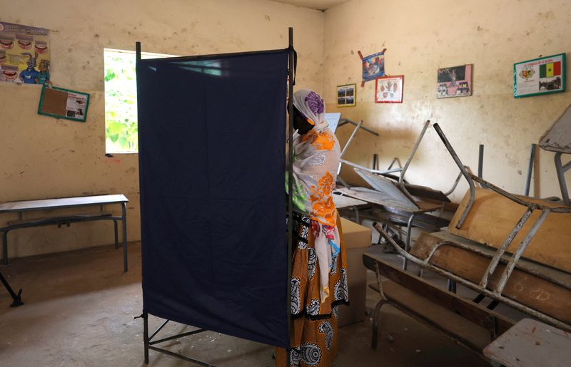 &copy; Reuters. امرأة تدلي بصوتها في الانتخابات التشريعية في دكار يوم 31 يوليو تموز 2022. تصوير: زهره بن سمرة - رويترز. 