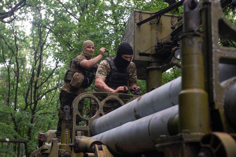 © Reuters. Ukrainian servicemen load with rockets a Bureviy multiple launch rocket system at a position in Kharkiv region, as Russia's attack on Ukraine continues, Ukraine August 4, 2022.  REUTERS/Sofiia Gatilova