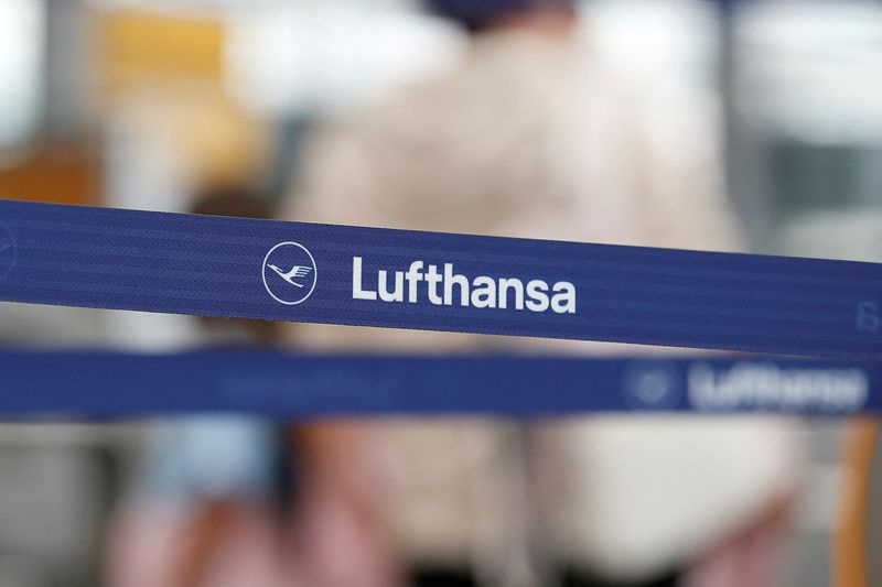 © Reuters. FILE PHOTO: Logo of Lufthansa is seen as passengers wait at Munich Airport during a warning strike staged by Lufthansa ground staff over 9.5 % pay claim by Germany's public sector workers union Verdi in Munich, Germany July 27, 2022. REUTERS/Michaela Rehle/File Photo