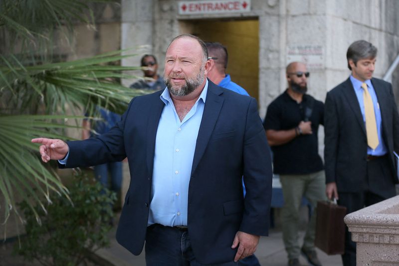 © Reuters. Alex Jones steps outside of the Travis County Courthouse, to do interviews with media after he was questioned under oath about text messages and emails by lawyer Mark Bankston, in Austin, Texas, U.S. August 3, 2022. Briana Sanchez/Pool via REUTERS