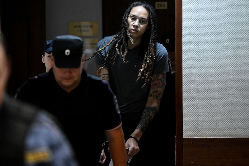 © Reuters. U.S. basketball player Brittney Griner, who was detained at Moscow's Sheremetyevo airport and later charged with illegal possession of cannabis, is escorted in a court building in Khimki outside Moscow, Russia August 4, 2022. Kirill Kudryavtsev/Pool via REUTERS