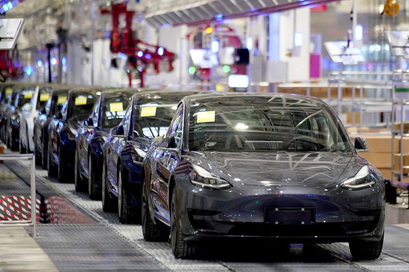 © Reuters. FILE PHOTO: Tesla China-made Model 3 vehicles are seen during a delivery event at its factory in Shanghai, China January 7, 2020. REUTERS/Aly Song/File Photo