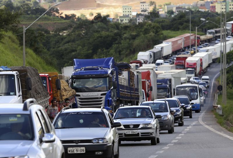 &copy; Reuters. Congestionamento de veículos em MG
24/02/2015
REUTERS/Washington Alves 