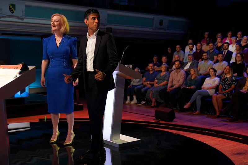 &copy; Reuters. Ministra das Relações Exteriores do Reino Unido, Liz Truss, e ex-ministro das Finanças Rishi Sunak durante debate
25/07/2022
 Jacob King/Pool via REUTERS