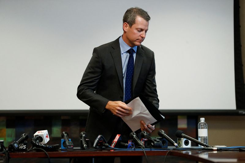 © Reuters. Hillsborough County State Attorney Andrew Warren addresses the media after learning he was suspended of his duties by Florida Governor Ron DeSantis in Tampa, Florida, U.S. August 4, 2022.    REUTERS/Octavio Jones