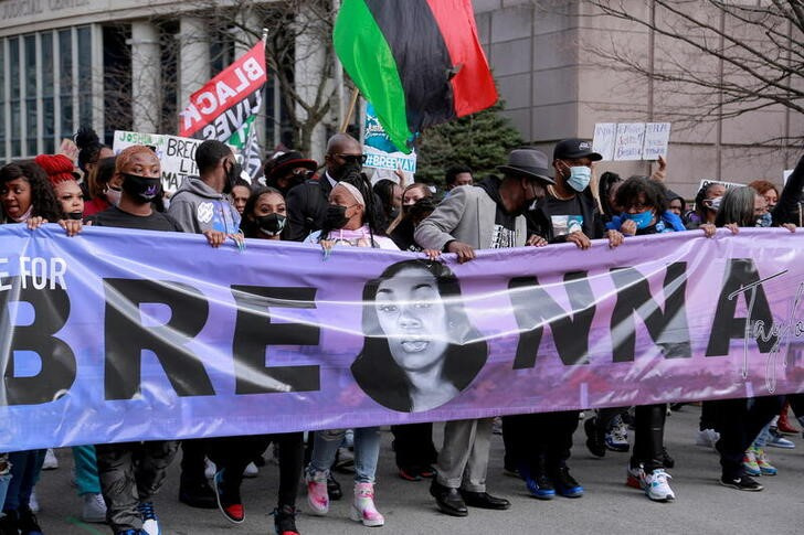 &copy; Reuters. 　米ケンタッキー州ルイビルで２０２０年３月、黒人女性ブリオナ・テイラーさん（当時２６）が自宅を捜索に来た警官に射殺された事件で、米司法省は４日、公民権を侵害したなどとして