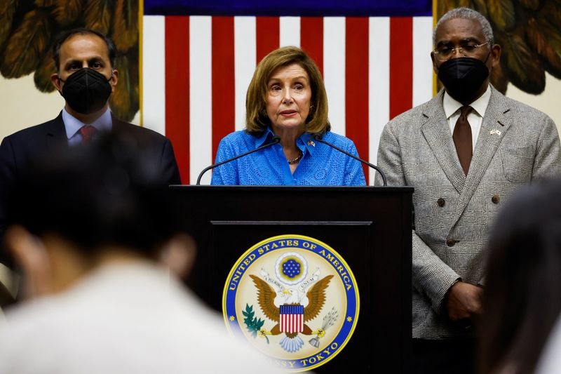 © Reuters. U.S. House of Representatives Speaker Nancy Pelosi attends a news conference while flanked by U.S. Representative Raja Krishnamoorthi (D-IL) and Gregory Meeks (D-NY) at the U.S. Embassy in Tokyo, Japan August 5, 2022. REUTERS/Issei Kato