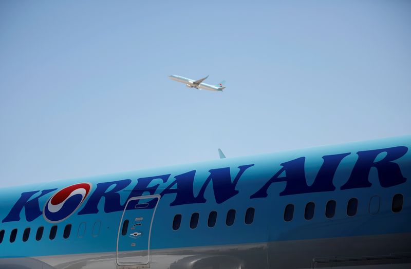 &copy; Reuters. شعار شركة كوريا للطيران يظهر على طائرة في مطار إنتشون بكوريا الجنوبية. صورة من أرشيف رويترز.