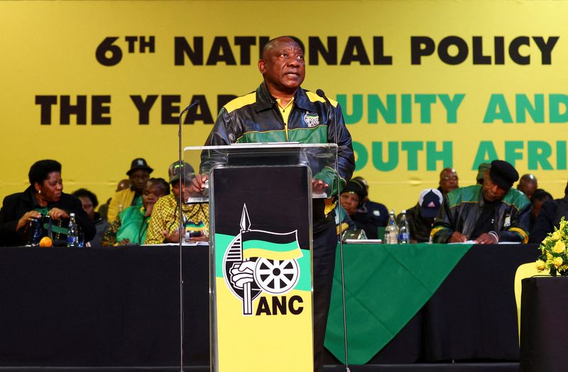 © Reuters. FILE PHOTO: ANC President Cyril Ramaphosa gives an opening address during the African National Congress (ANC) national policy conference at the Nasrec Expo Centre in Johannesburg, South Africa, July 29, 2022. REUTERS/Siphiwe Sibeko