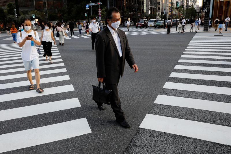 © Reuters. People wearing protective masks make their way amid the coronavirus disease (COVID-19) pandemic at a business district in Tokyo, Japan August 4, 2020. REUTERS/Kim Kyung-Hoon