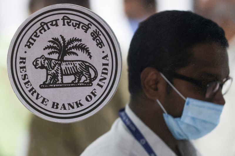 © Reuters. A man walks past the logo of Reserve Bank of India (RBI) inside its headquarters in Mumbai, India, August 5, 2022. REUTERS/Francis Mascarenhas