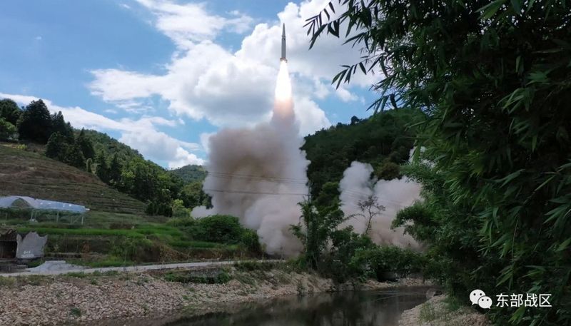 &copy; Reuters. FOTO DE ARCHIVO: La Fuerza de Cohetes bajo el Comando del Teatro Oriental del Ejército Popular de Liberación (EPL) de China lleva a cabo pruebas de misiles convencionales en las aguas de la costa oriental de Taiwán, desde un lugar no revelado en un doc