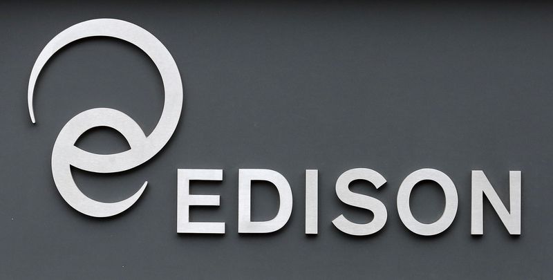 &copy; Reuters. Il logo di Edison è visibile all'esterno della sede della società nel centro di Milano, Italia, 14 gennaio 2016.    REUTERS/Stefano Rellandini