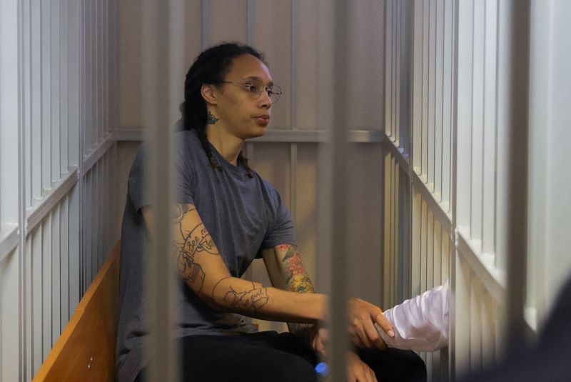 © Reuters. U.S. basketball player Brittney Griner, who was detained at Moscow's Sheremetyevo airport and later charged with illegal possession of cannabis, sits inside a defendants' cage after the court's verdict in Khimki outside Moscow, Russia August 4, 2022. REUTERS/Evgenia Novozhenina/Pool