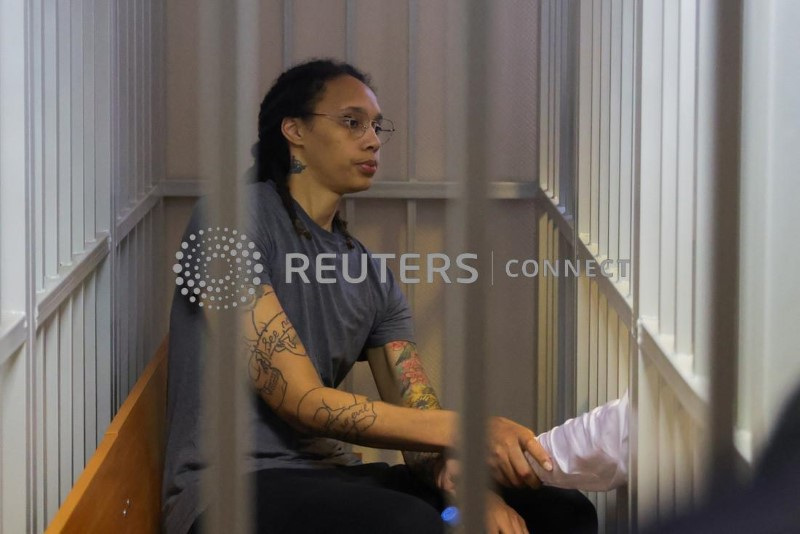 &copy; Reuters. La cestista statunitense Brittney Griner, detenuta all'aeroporto Sheremetyevo di Mosca e successivamente accusata di possesso illegale di cannabis, siede all'interno di una gabbia per imputati dopo il verdetto del tribunale a Khimki, fuori Mosca, Russia, 