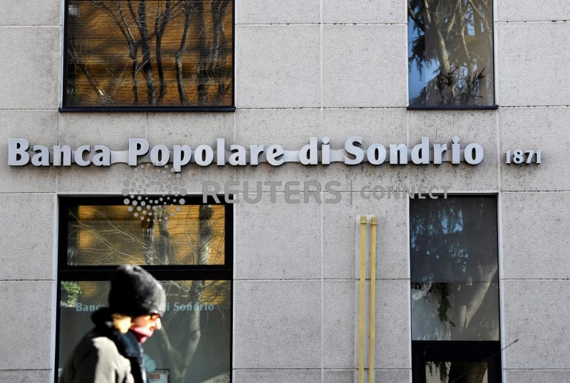 &copy; Reuters. Il logo della Banca Popolare di Sondrio è raffigurato all'esterno di una filiale dell'azienda, a Monza, Italia, 5 febbraio 2020. REUTERS/Flavio Lo Scalzo/Foto d'archivio