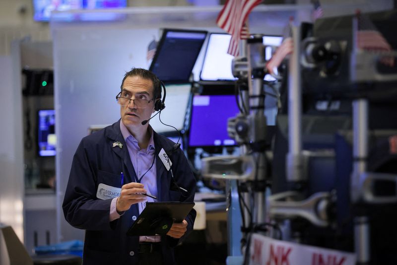 © Reuters. A trader works on the trading floor at the New York Stock Exchange (NYSE) in Manhattan, New York City, U.S., August 3, 2022. REUTERS/Andrew Kelly