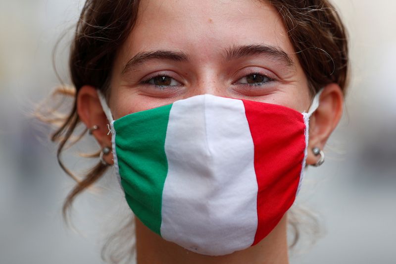 &copy; Reuters. Una donna con una mascherina italiana a Roma. REUTERS/Guglielmo Mangiapane