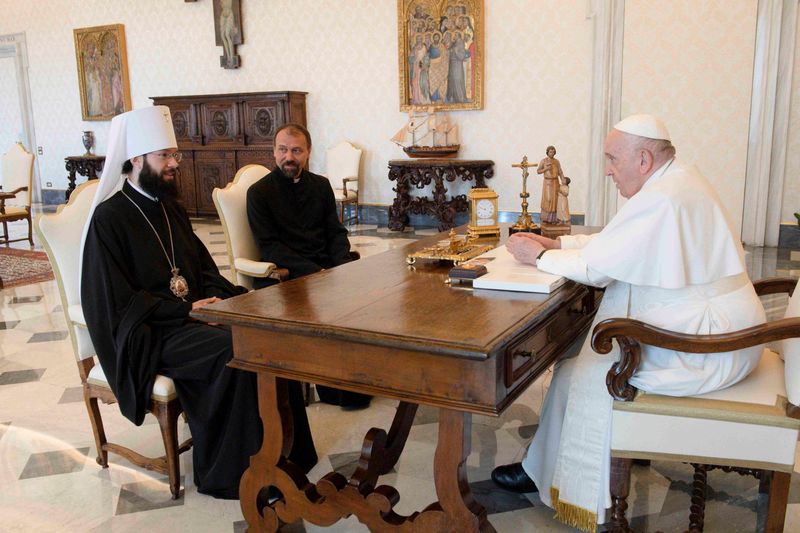 © Reuters. Pope Francis meets with the second most powerful leader of the Russian Orthodox Church, Bishop Antonij, ahead of an expected meeting next month with its Patriarch Kirill, at the Vatican August 5, 2022. Vatican Media/­Handout via REUTERS 