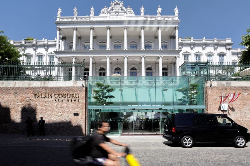 © Reuters. قصر باليه كوبورج في فيينا الذي تعقد فيه محادثات غير مباشرة بين إيران والولايات المتحدة يوم الخميس. تصوير : ليزا ليوتنر - رويترز .   