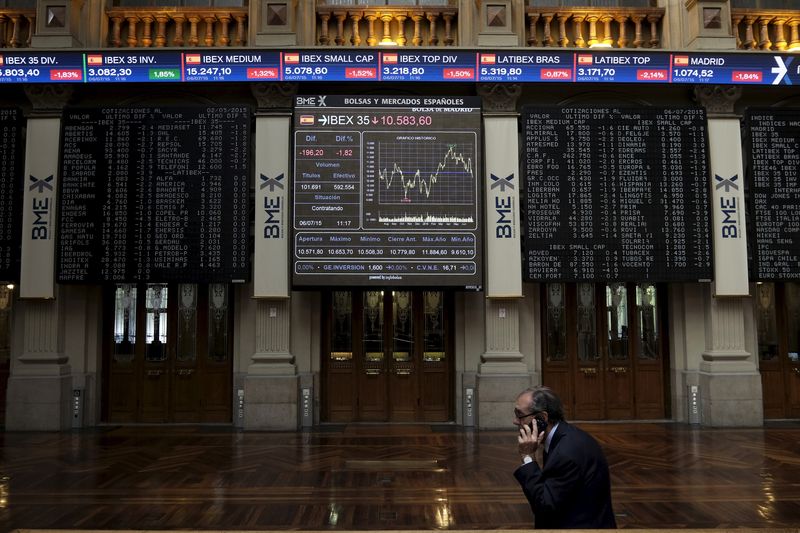 &copy; Reuters. Les Bourses européennes reculent légèrement à mi-séance vendredi. À Paris, le CAC 40 perd 0,48% à 6.481,88 vers 11h30 GMT. À Francfort, le Dax abandonne 0,03% et à Londres, le FTSE cède 0,16%. /Photo d'archives/REUTERS/Juan Medina