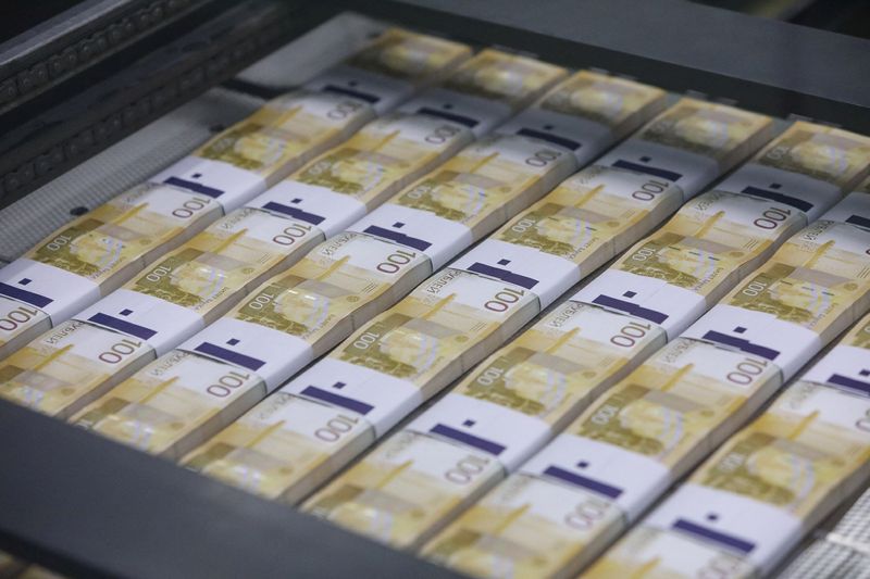 © Reuters. FILE PHOTO: The newly designed Russian 100-rouble banknotes are seen at the Goznak printing factory in Moscow, Russia July 6, 2022. Moscow News Agency/Handout via REUTERS 