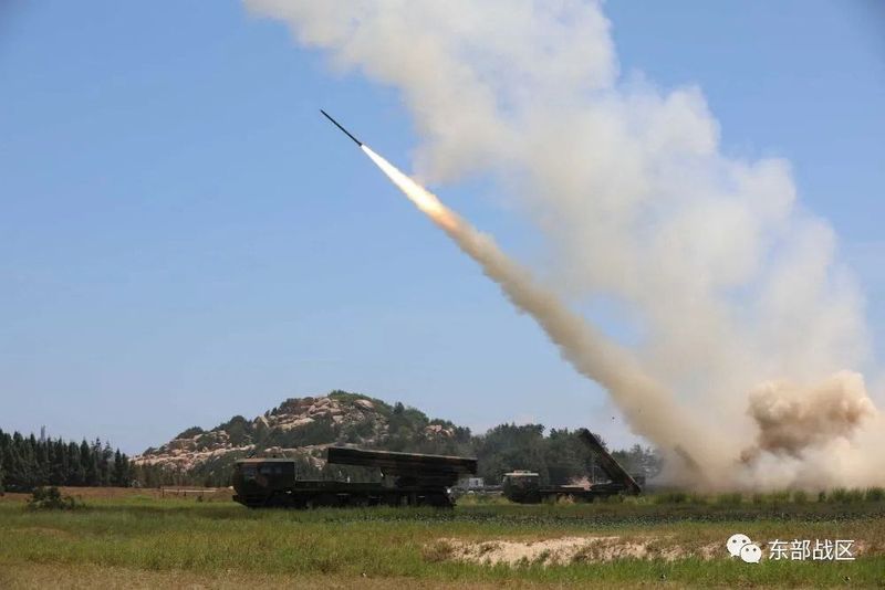© Reuters. The Ground Force under the Eastern Theatre Command of China's People's Liberation Army (PLA) conducts a long-range live-fire drill into the Taiwan Strait, from an undisclosed location in this August 4, 2022 handout released on August 5, 2022.  Eastern Theatre Command/Handout via REUTERS  