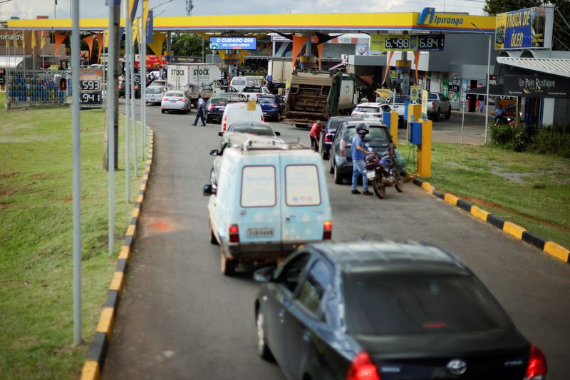 © Reuters. Fila de veículos em posto de gasolina em Brasília
10/03/2022
REUTERS/Ueslei Marcelino
