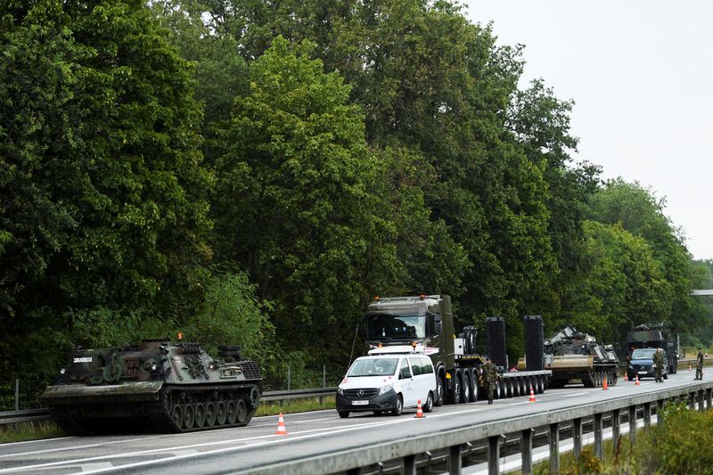 &copy; Reuters. مركبات عسكرية تابعة للجيش تننشر يوم الجمعة على طريق سريع بسبب حريق في موقع لتفكيك القنابل في غابة جرونافالد بغرب العاصمة الألمانية برلين. ت